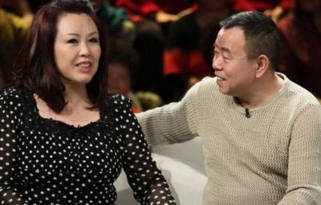 60岁潘长江妻子近照,美得比女儿还惊艳,网友却说:眼睛