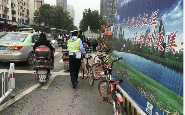 共享单车乱停乱放 郑州交警“兼职”单车搬运工
