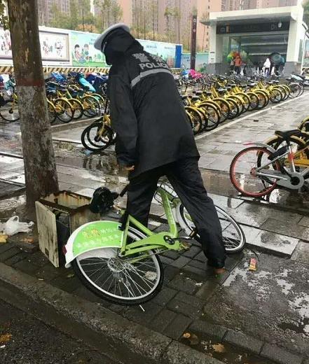 共享单车乱停乱放 郑州交警“兼职”单车搬运工