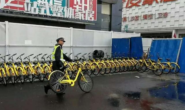 共享单车乱停乱放 郑州交警“兼职”单车搬运工