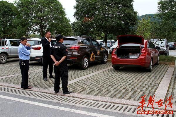 粗心车主尾箱大开 崀山景区保安原地守护二小