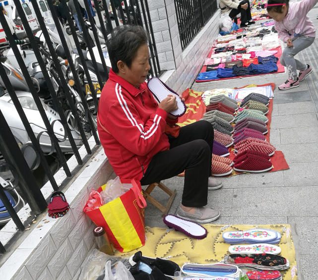 国庆节在天桥下卖鞋子的老人,这种小时候经常穿的手工