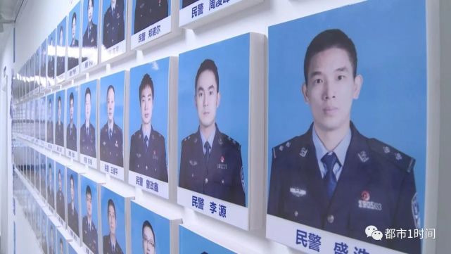 长沙一民警中秋夜背孩子执勤照片感动市民