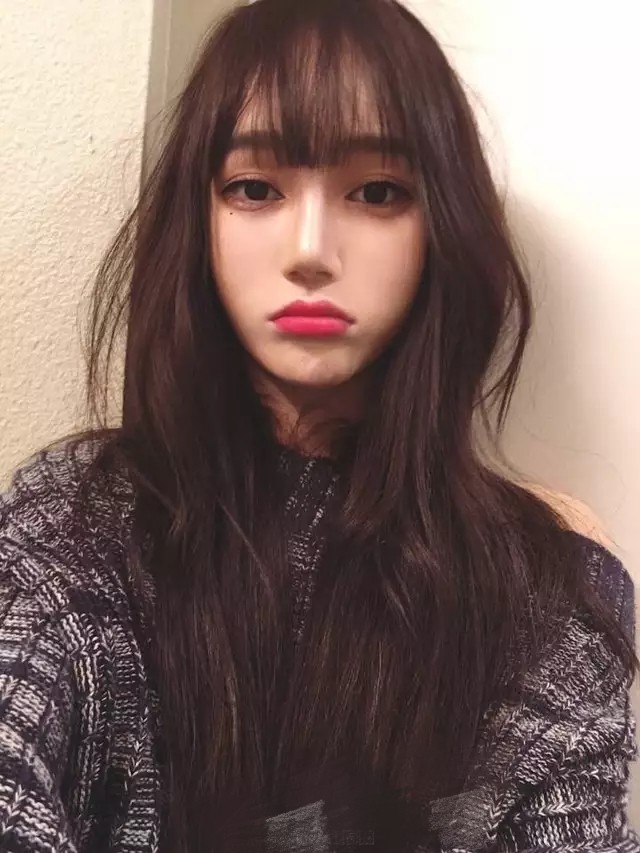 王思聪新女友曝光，意外撞脸迪丽热巴成历届颜值最高
