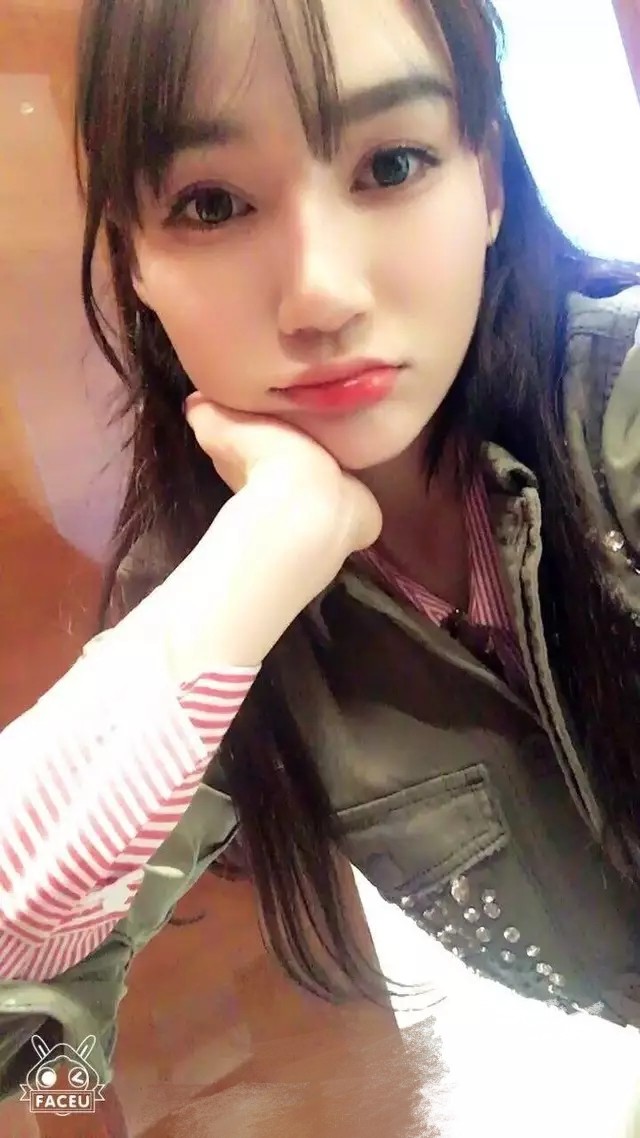 王思聪新女友曝光，意外撞脸迪丽热巴成历届颜值最高