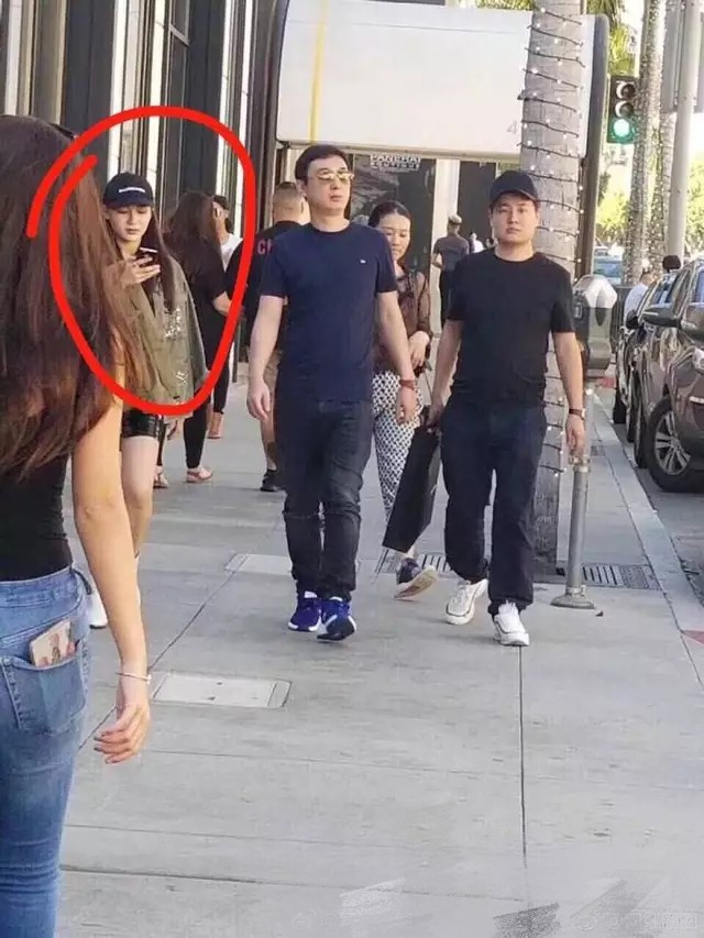 王思聪新女友曝光，意外撞脸迪丽热巴成历届颜值最高