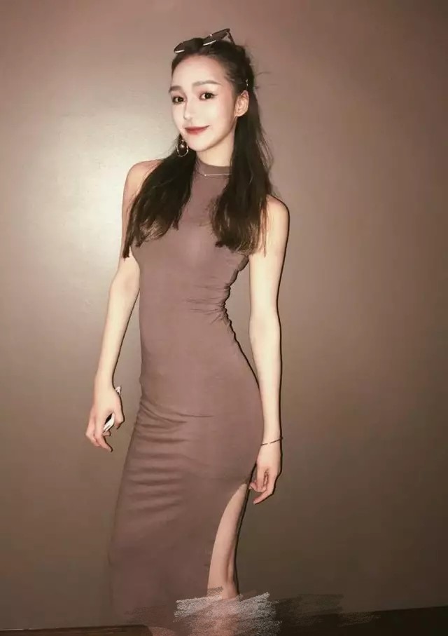 王思聪新女友曝光，意外撞脸迪丽热巴成历届颜值最高