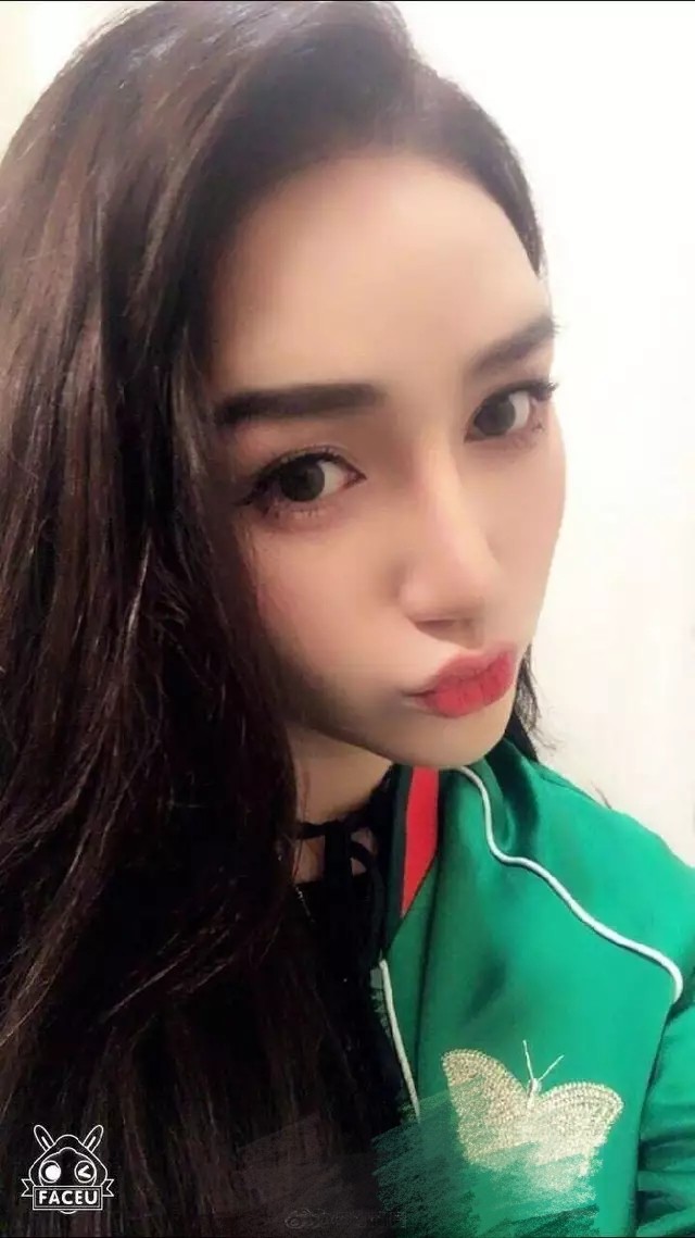 王思聪新女友曝光，意外撞脸迪丽热巴成历届颜值最高