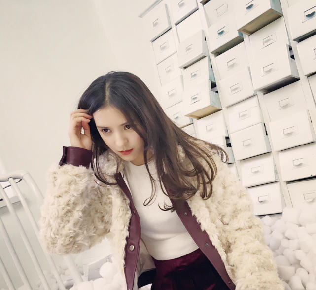 王思聪新女友曝光，意外撞脸迪丽热巴成历届颜值最高