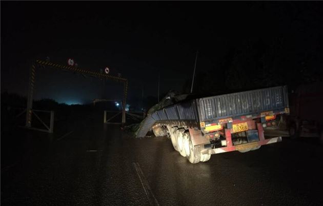 惊险!郑州一半挂车司机凌晨睡着 撞上南四环护