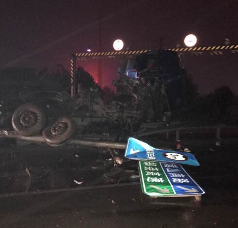 惊险!郑州一半挂车司机凌晨睡着 撞上南四环护