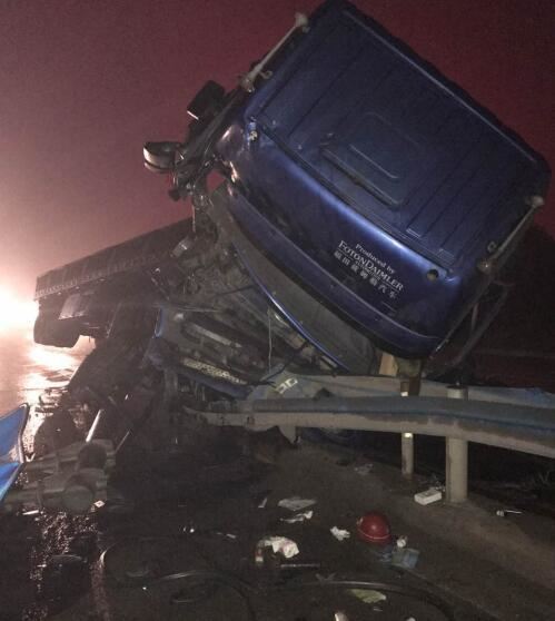 惊险!郑州一半挂车司机凌晨睡着 撞上南四环护