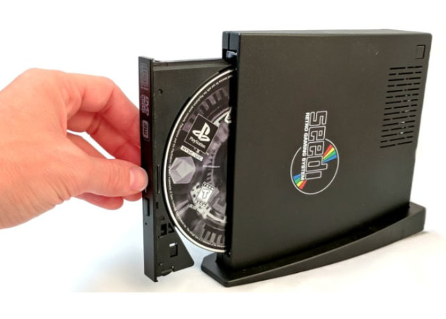 这款复古游戏机可以玩CD老游戏 在电视上玩