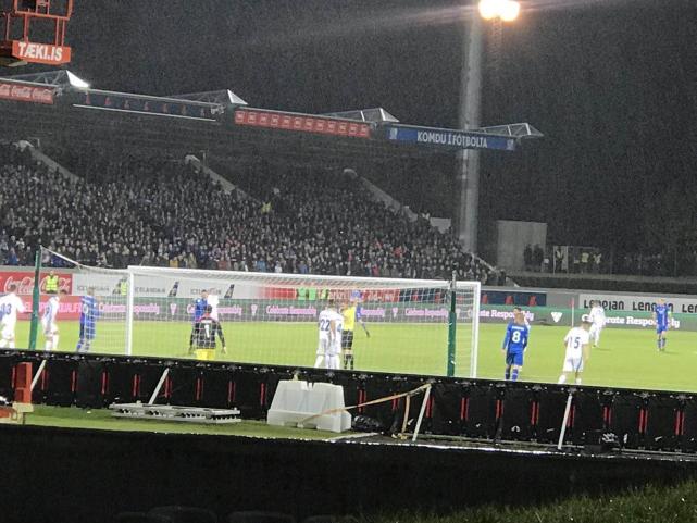 直击-世界第一球迷！冰岛球迷扒大门看球 雨中维京吼