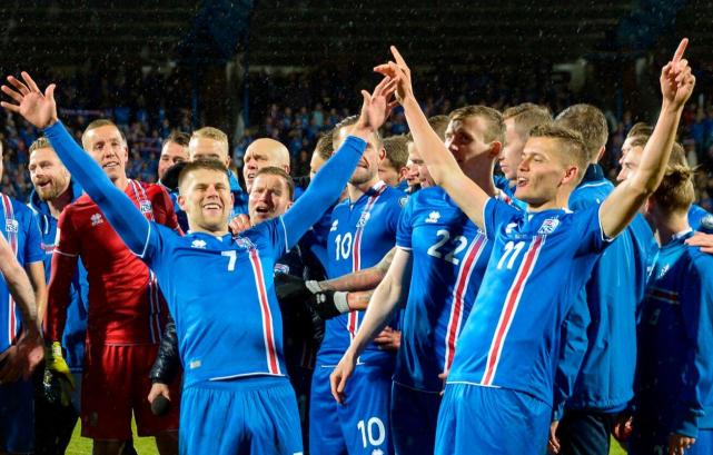 直击-世界第一球迷！冰岛球迷扒大门看球 雨中维京吼