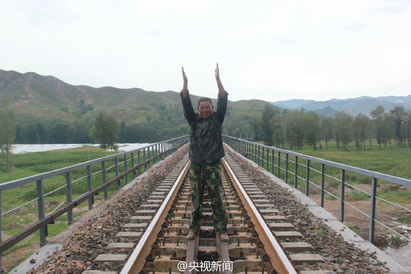 河北涞源县铁路遭泥石流淹没 农民冒死拦火车