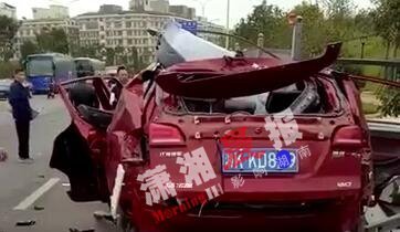 娄底一私家车运输瓶装液化气 驾驶员遥控车门