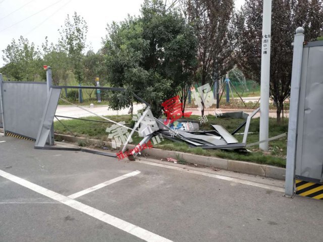 娄底一小车运输瓶装液化气 司机遥控开启车门