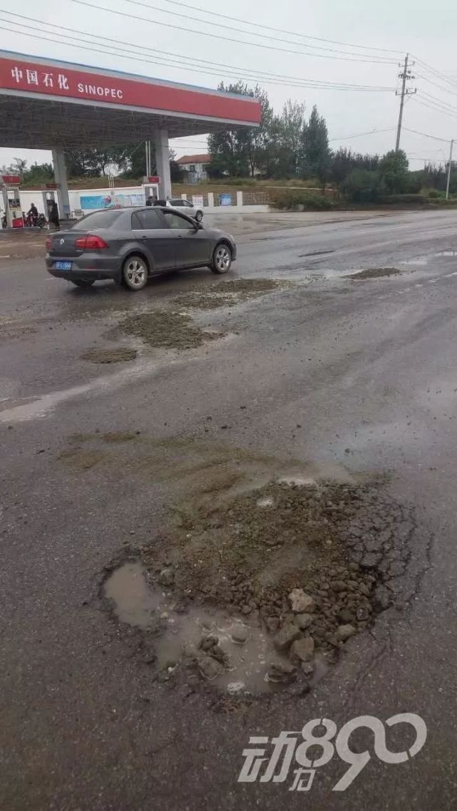 襄阳一重要通道坑洼不平 七辆车同时爆胎