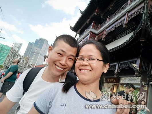 湖北农民工娶了个菲律宾外教 曾苦练唱歌恶补