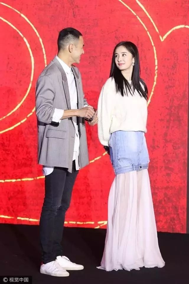 杨幂竟然将短裙倒着穿 不好好穿衣服的神操作