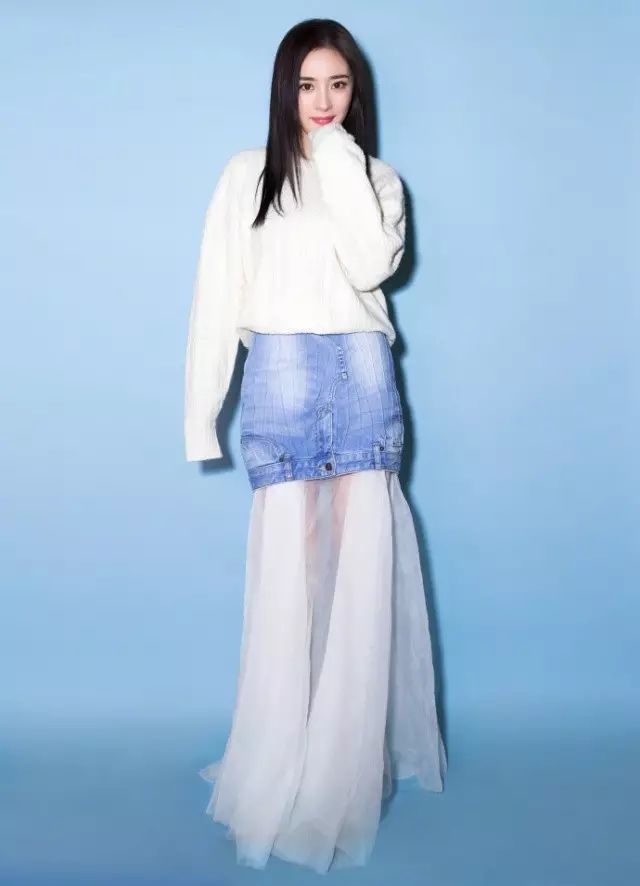 杨幂竟然将短裙倒着穿 不好好穿衣服的神操作