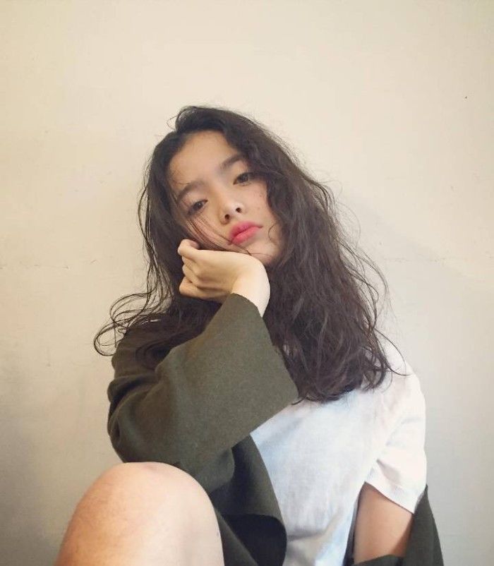 中长发水波纹微卷,适合中分女生,适合偏分女生,也适合有刘海的女生.