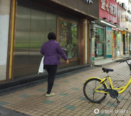 台风天广州阿姨已穿棉袄 美女仍穿短裙