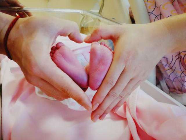 何姿喜得爱女取名“何子” 秦凯升级当爹