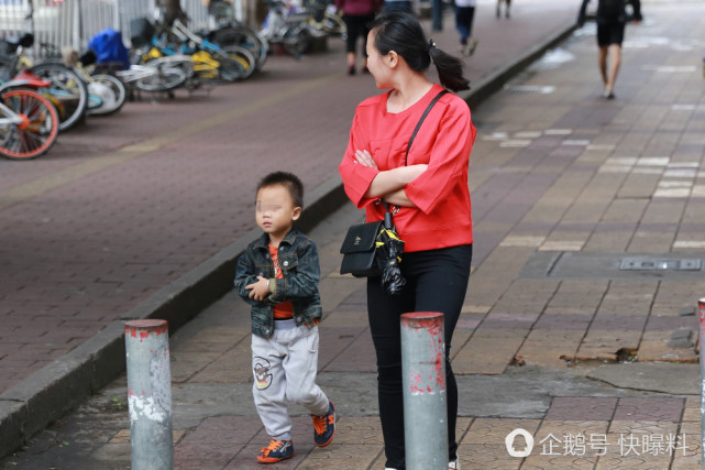 台风天广州阿姨已穿棉袄 美女仍穿短裙
