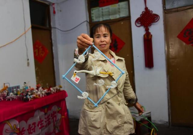 郑州一女子用毛线钩织出动物世界 免费传授手