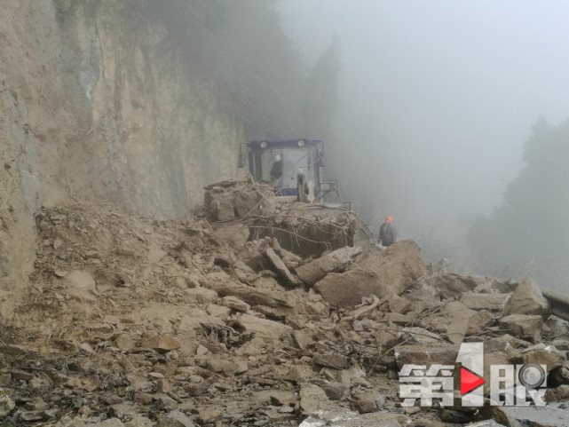 重庆一山体发生大面积滑坡 道路中断