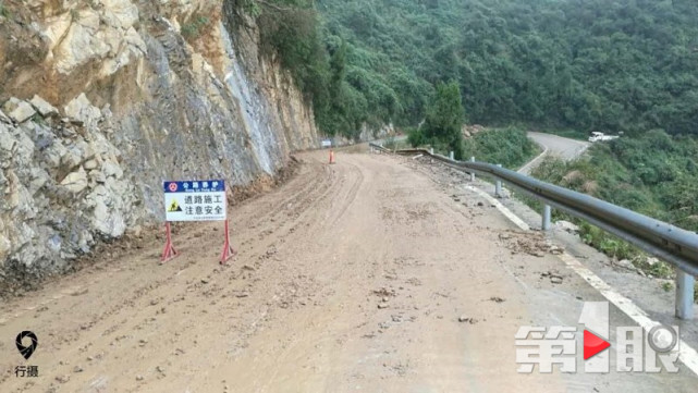 重庆一山体发生大面积滑坡 道路中断