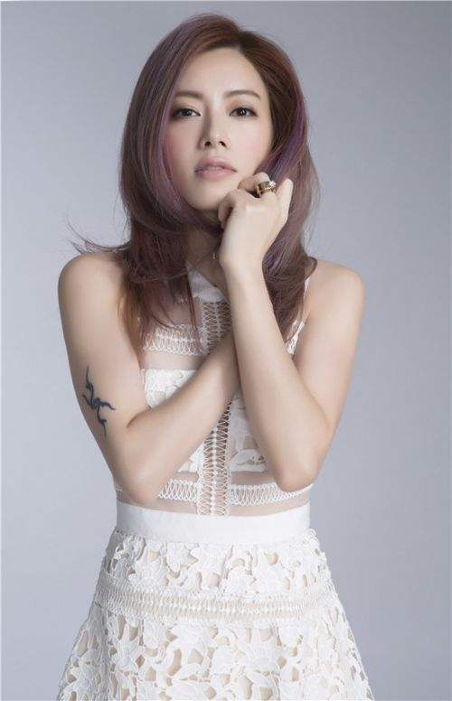 她自称富家小姐，被高层看中过半年奢华生活，如今沦落成酒吧小妹 - 1