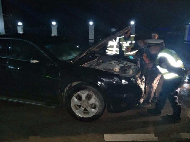 商丘一男子雨夜轿车抛锚 推车前行幸遇交警