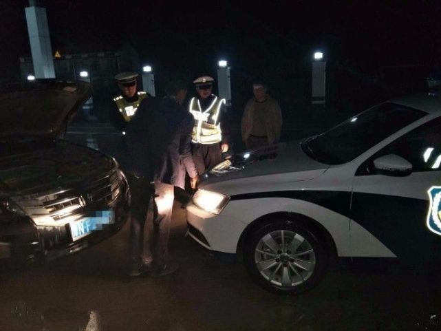 商丘一男子雨夜轎車拋錨 推車前行幸遇交警