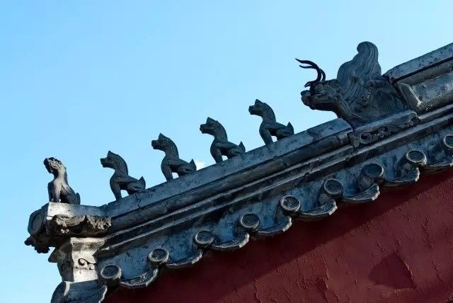 脊兽是中国古代建筑屋脊上所安放的兽件,按类别分为跑兽,垂兽,"仙人"