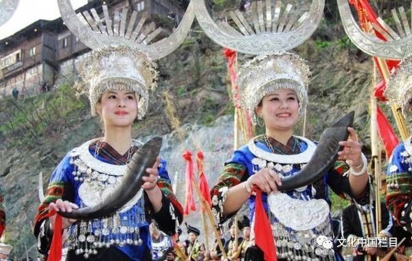 苗族牛角酒举行婚礼这天,男方家喜气洋洋,亲朋满座.