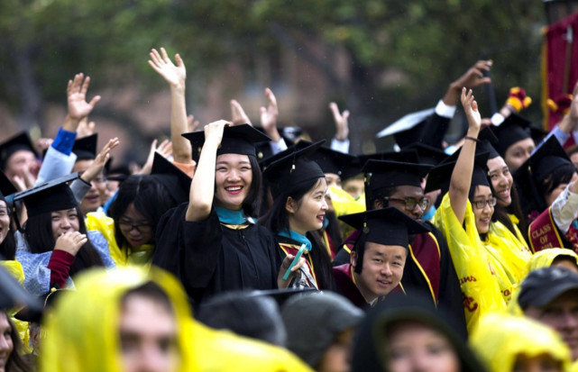 留学生不回国工作,就是不爱国吗?留学生:你以为现在还是清朝吗?
