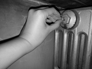 石家庄:阀门未关 暖气试水淹了木地板_大燕网