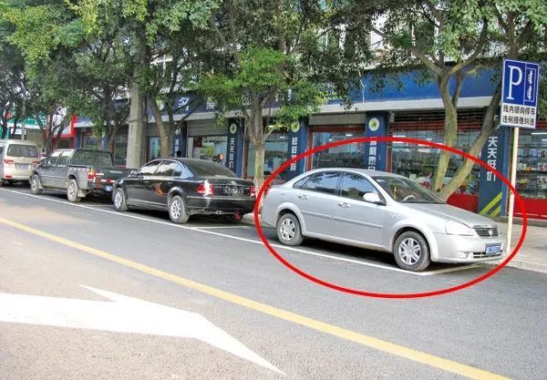 司机注意!封丘城区请不要乱停乱放 否则罚款