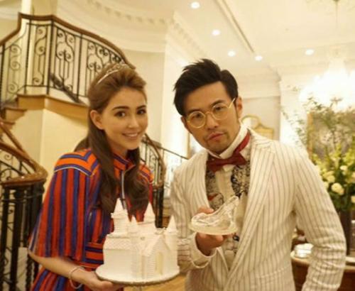 网友偶遇周杰伦昆凌逛街,周杰伦为昆凌拿衣服