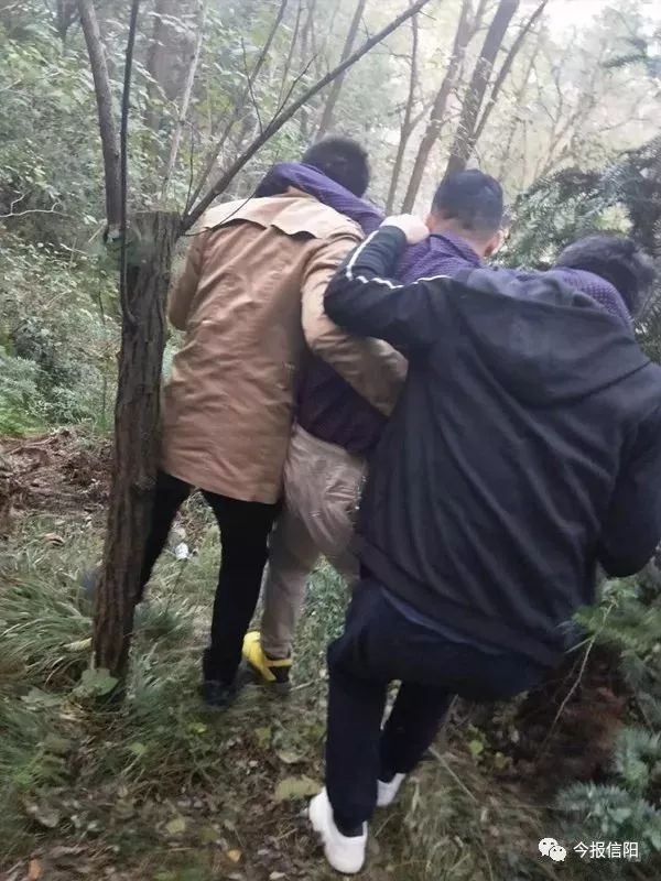 信阳法院干警突然听到救命声 紧急救助一病人