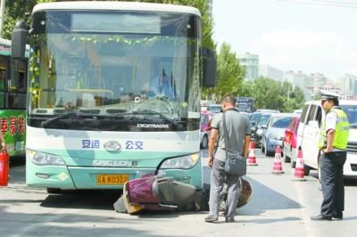 男子骑电动车钻公交车底身亡