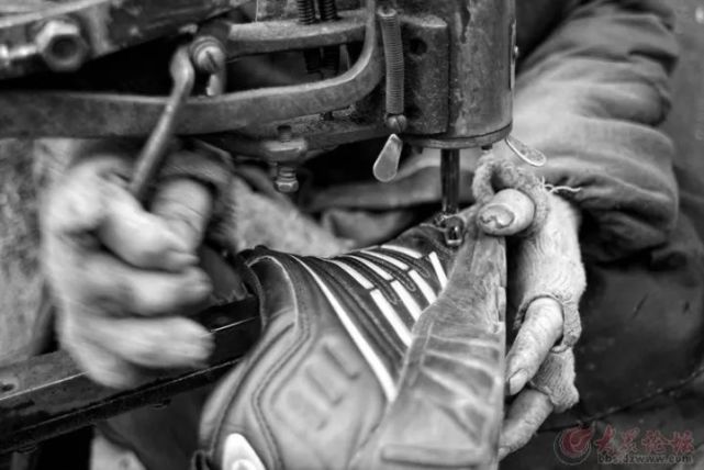 邵阳九旬大爷手艺干了50年却不赚钱 真相暖心