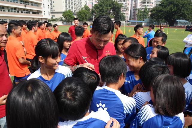 亚足联用亚冠收入做公益 张琳芃体验盲人足球