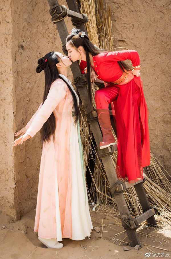 戚薇生日沈梦辰送祝福,微博晒了一组照片,粉丝