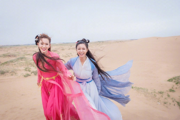 戚薇生日沈梦辰送祝福,微博晒了一组照片,粉丝