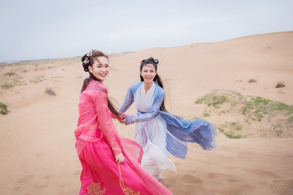 戚薇生日沈梦辰送祝福,微博晒了一组照片,粉丝