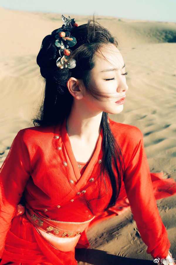 戚薇生日沈梦辰送祝福,微博晒了一组照片,粉丝